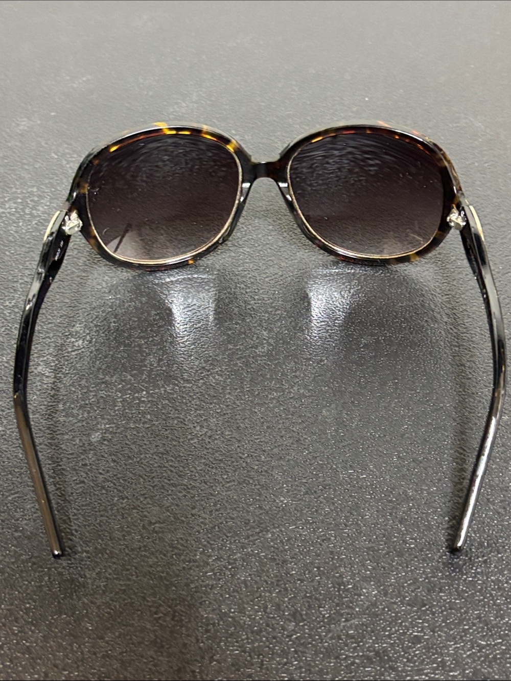 Oscar de la Renta Tortoiseshell Round Sunglasses with Brown Gradient Lenses - Picture 8 of 9